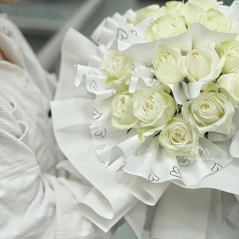 MYHC-28 Hjärtformad linjeteckning Monokrom kohudsblommor omslagspapper