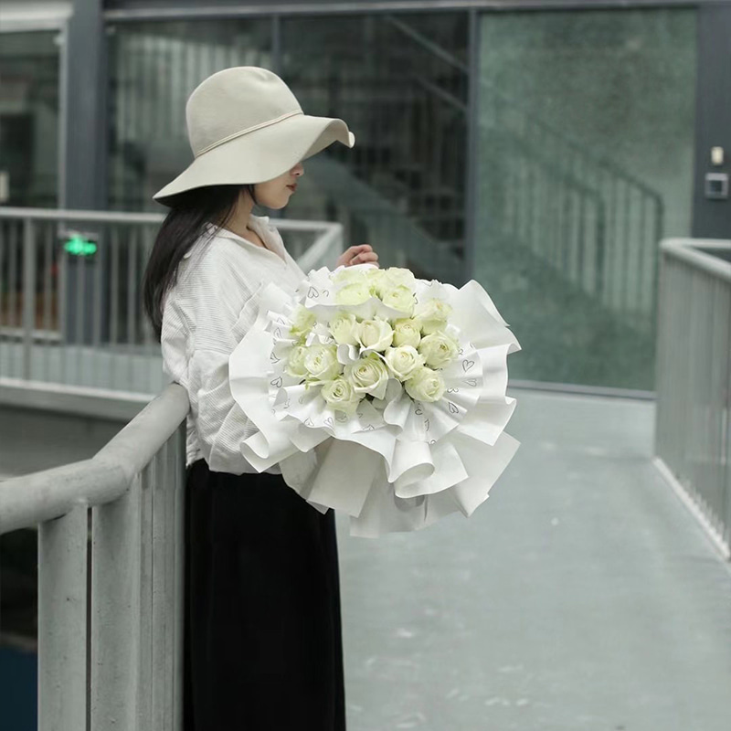 MYHC-28 Hjärtformad linjeteckning Monokrom kohudsblommor omslagspapper