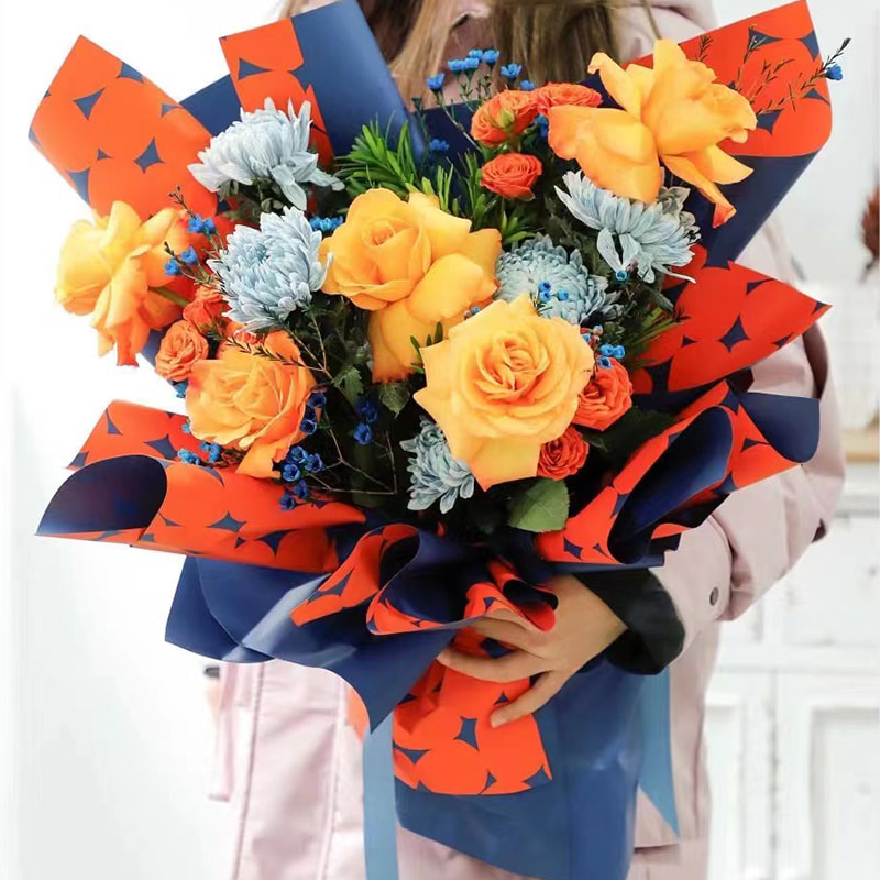 Tvåfärgat prickigt blomomslagspapper