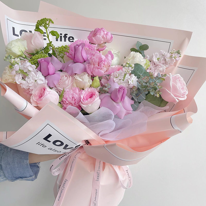 Slät omslagspapper för blommor med bokstäver