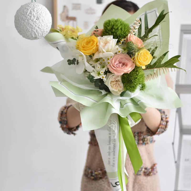 Slät omslagspapper för blommor med bokstäver