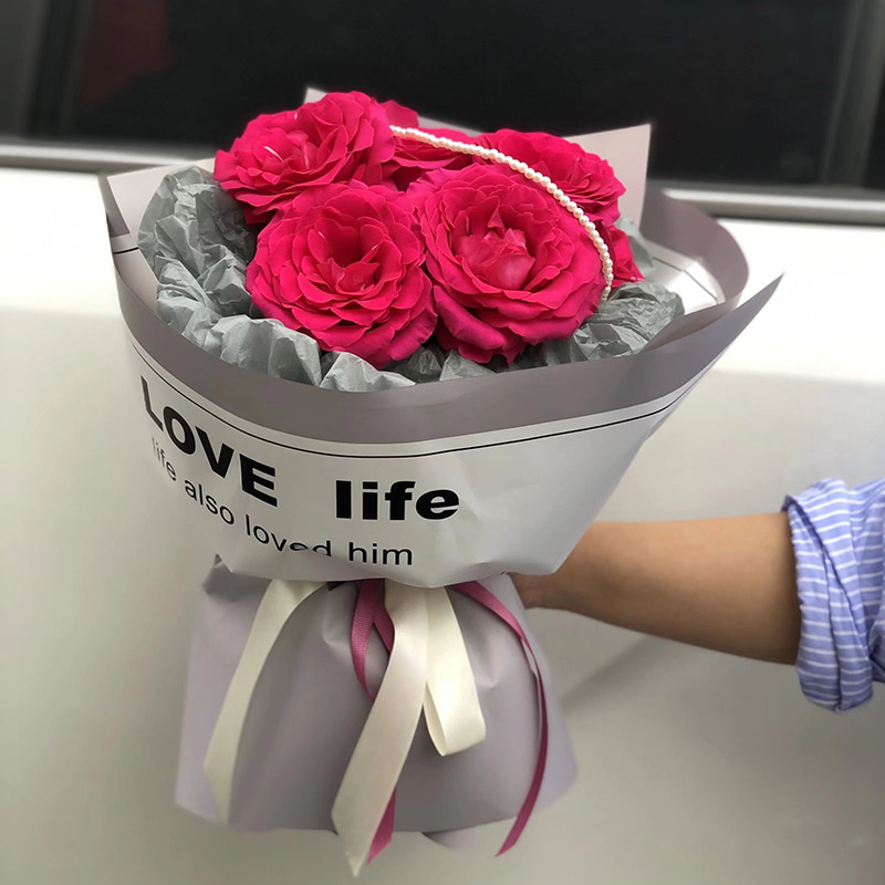 Slät omslagspapper för blommor med bokstäver